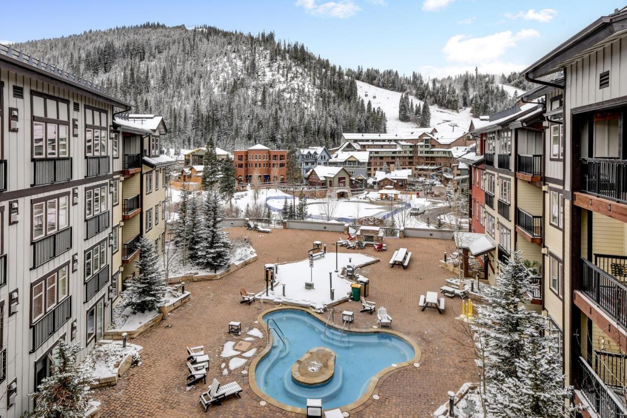 Holiday home Ski-in-ski-out Luxury Condo: Mountain Views & Hot Tub Retreat