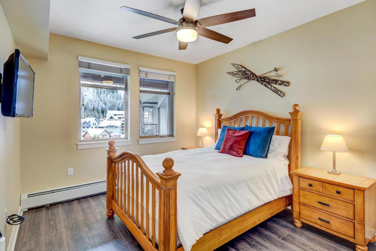 Ski-in-ski-out Luxury Condo: Mountain Views & Hot Tub Retreat Holiday home