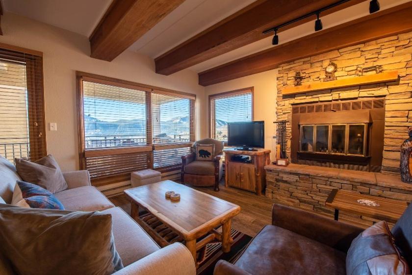 Mountain-contemporary 2 Bedroom Apartment