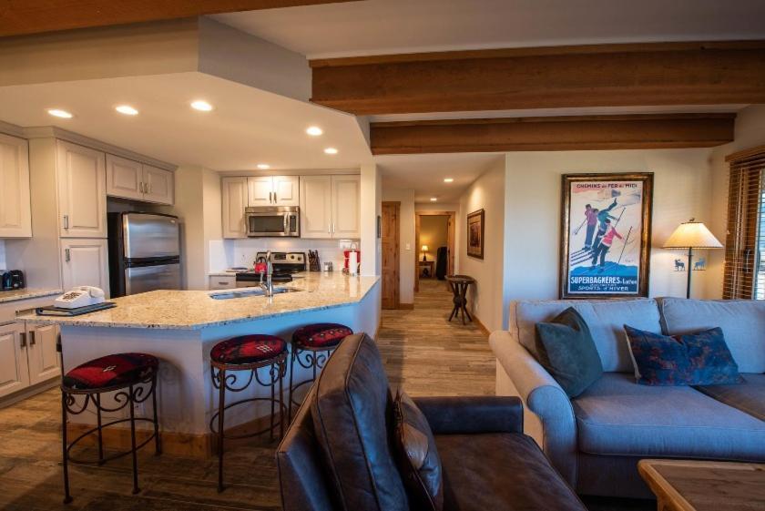 Mountain-contemporary 2 Bedroom Apartment