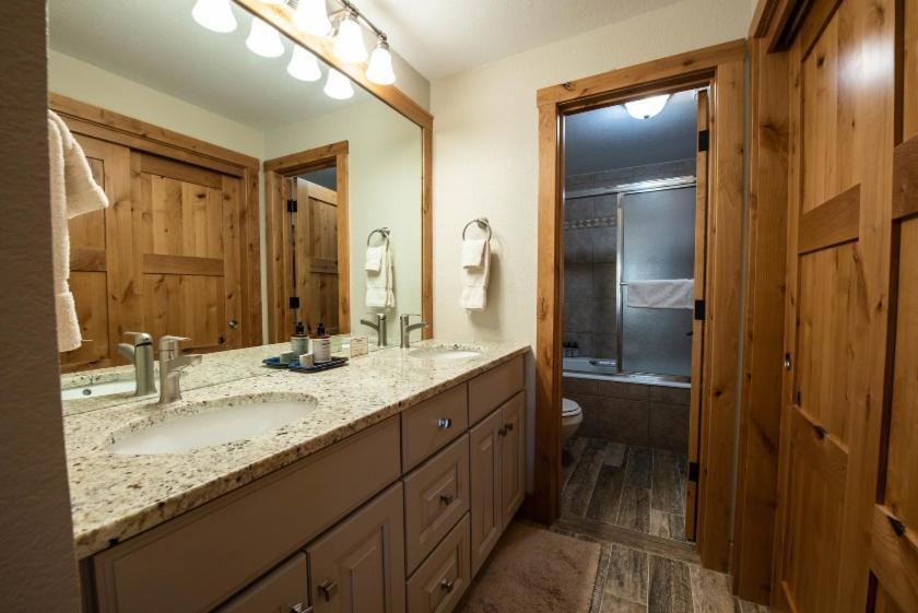 Mountain-contemporary 2 Bedroom Apartment *