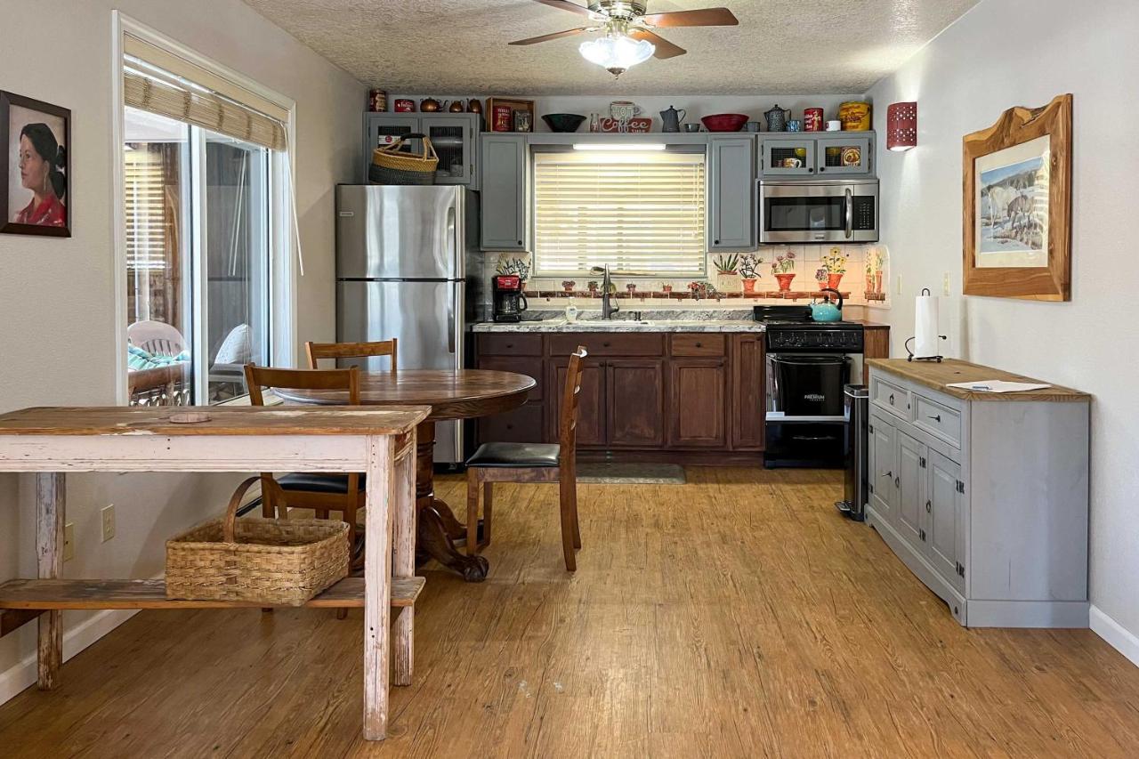 Holiday home Peaceful Hideaway Only 1 Mi To Downtown! *