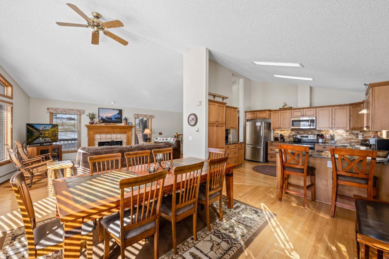 Lily Mountain - Amazing Mountains Views, Private Hot Tub, Great Location Holiday home *
