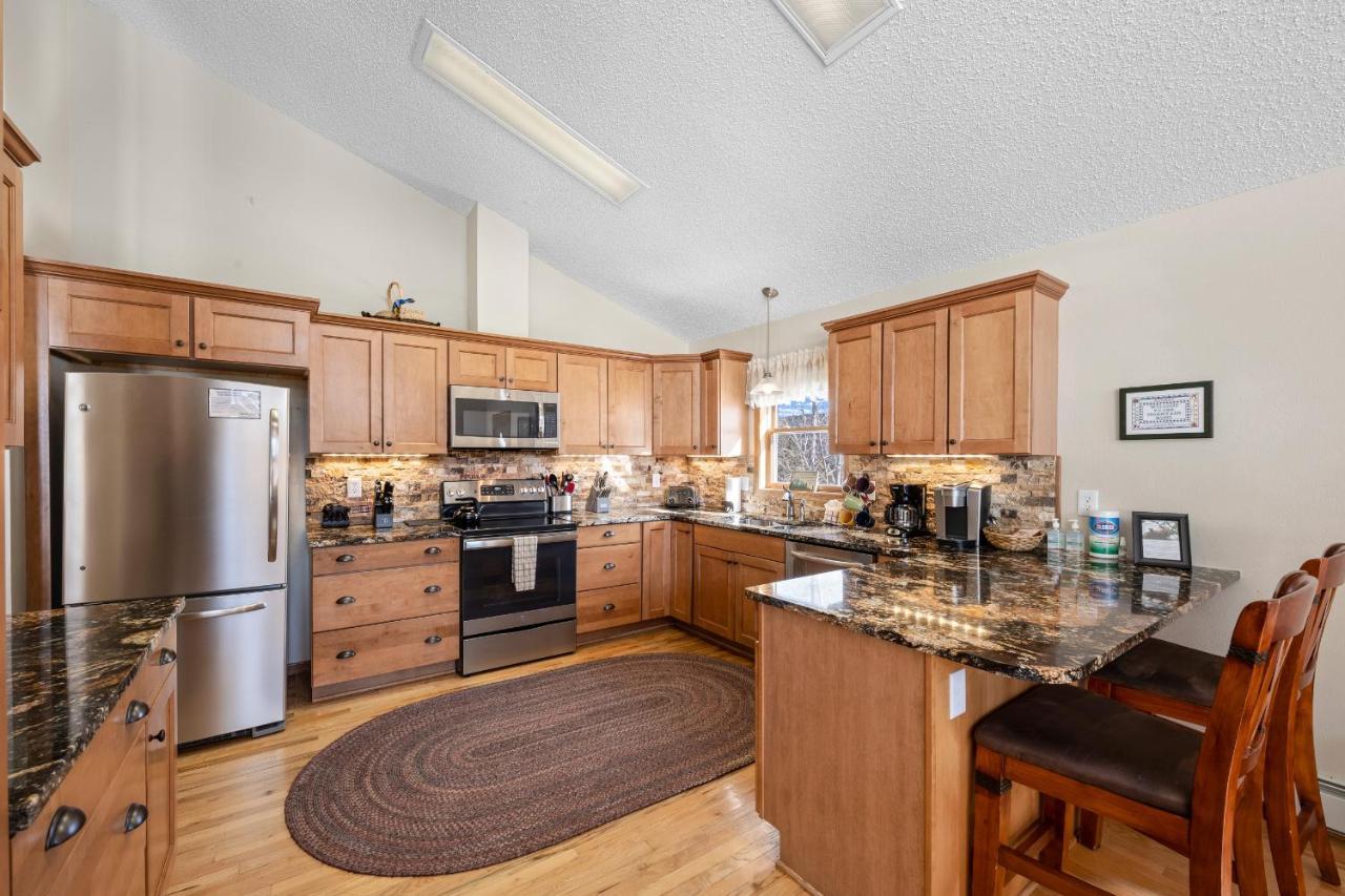 Lily Mountain - Amazing Mountains Views, Private Hot Tub, Great Location Holiday home *