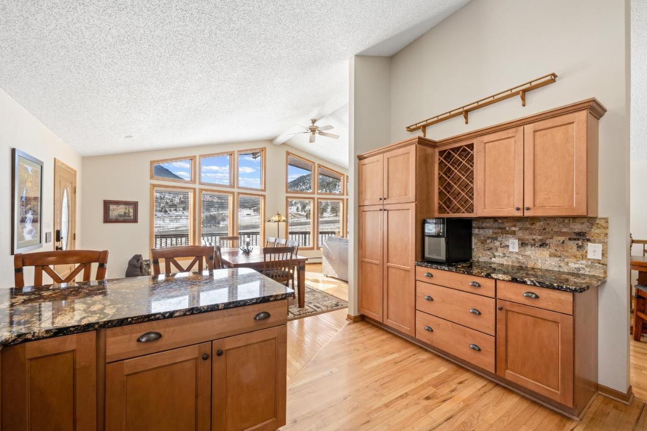 Lily Mountain - Amazing Mountains Views, Private Hot Tub, Great Location