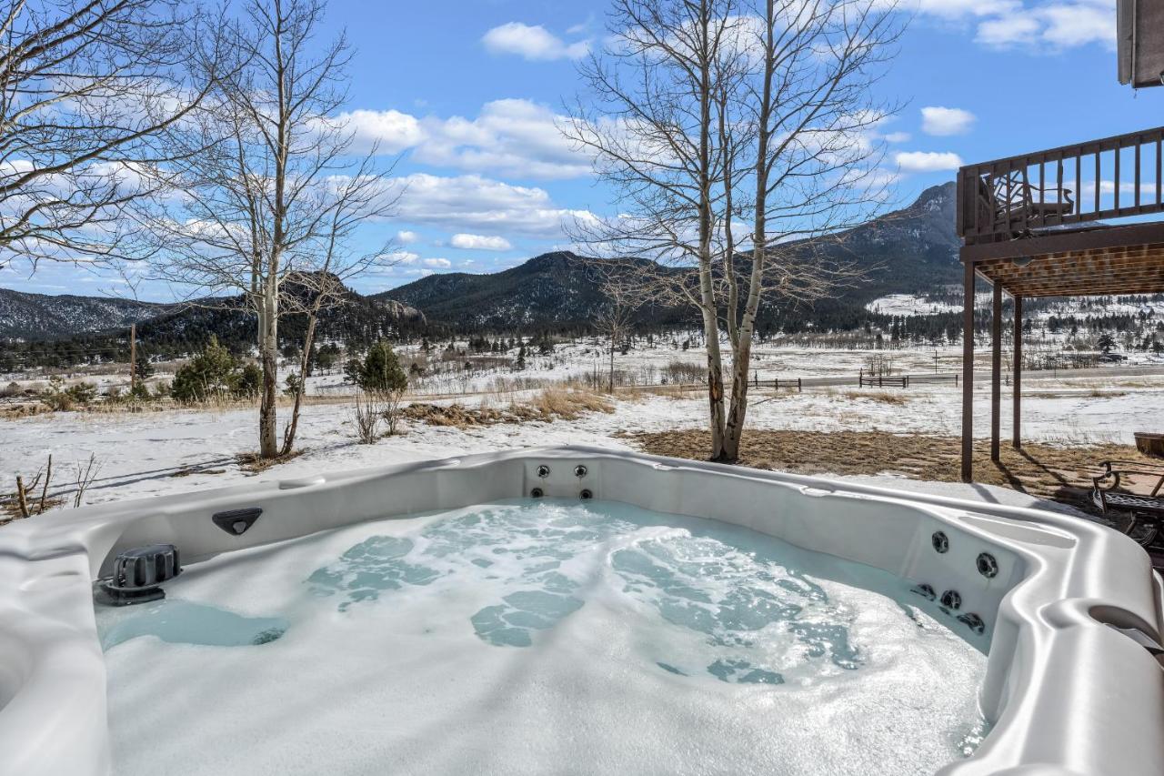 Lily Mountain - Amazing Mountains Views, Private Hot Tub, Great Location
