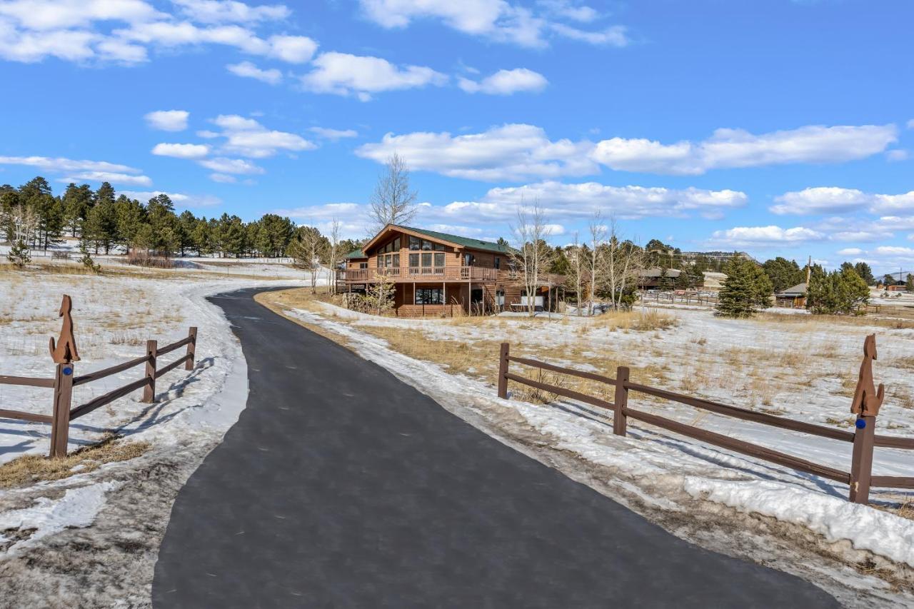 Lily Mountain - Amazing Mountains Views, Private Hot Tub, Great Location Holiday home *