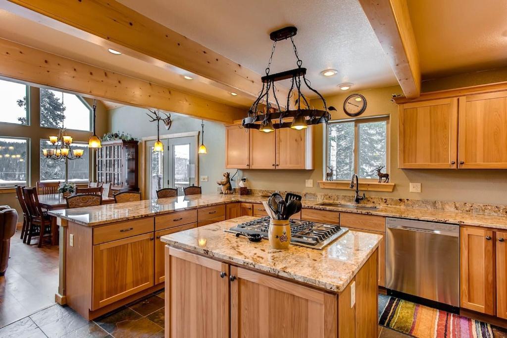 Casa de férias Immaculate & Private Mountain With Hot Tub - Sugar Pine