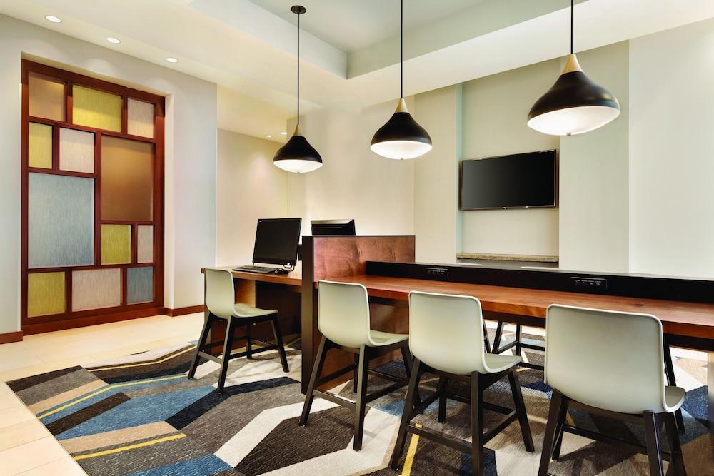 Hyatt House Airport 3*
