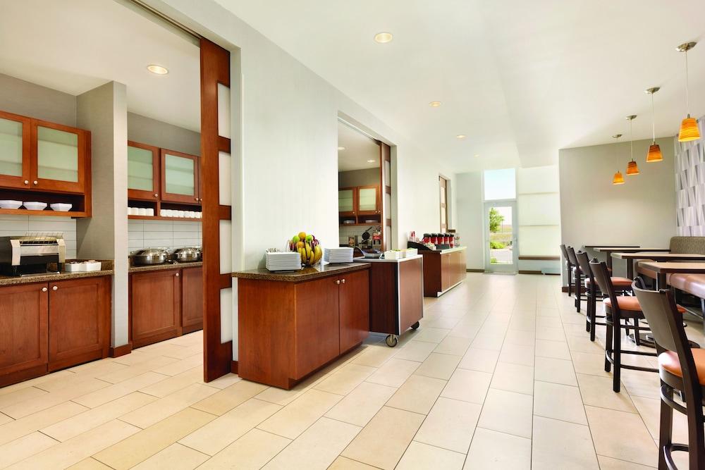Hyatt House Airport Hotel 3*