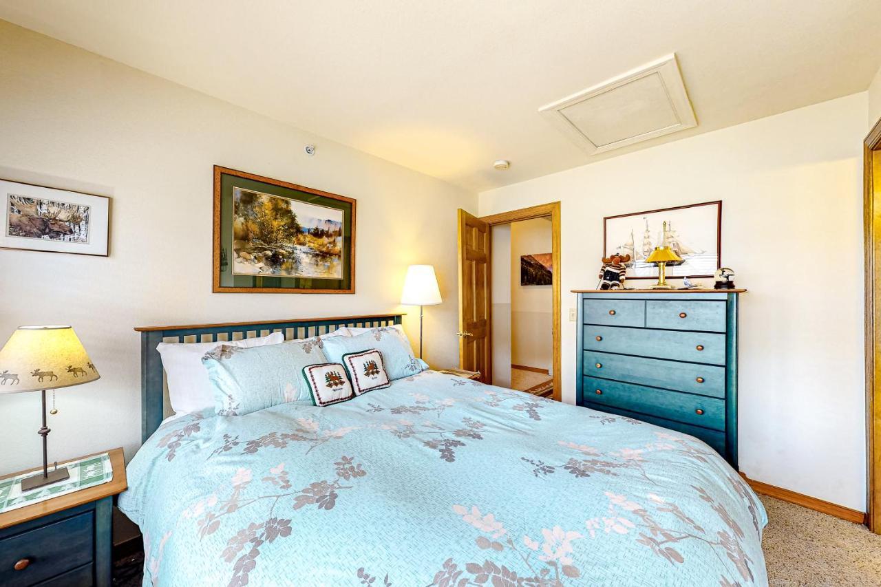 Apartment Den #22