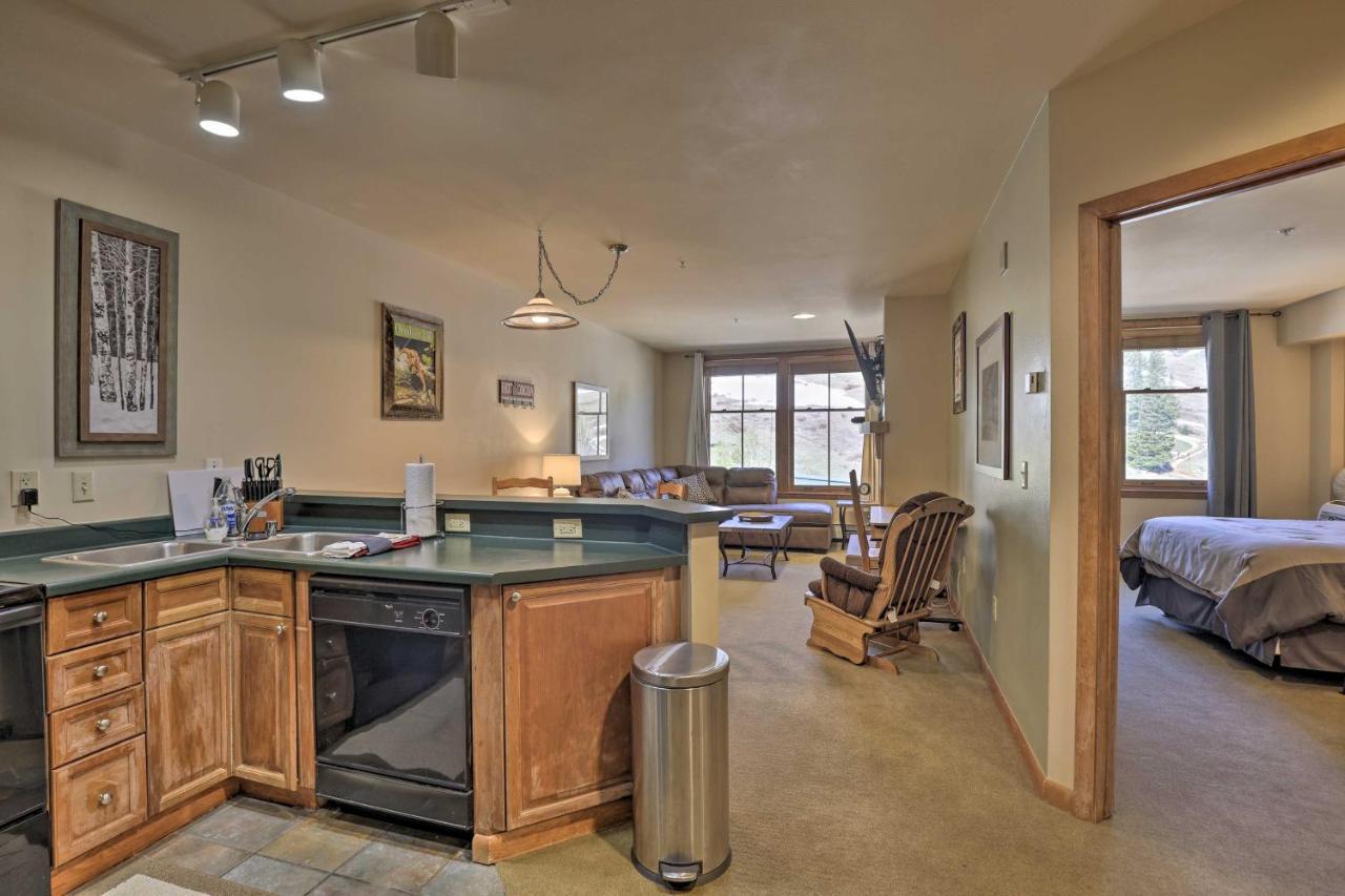 Cozy Ski-inandski-out Condo!