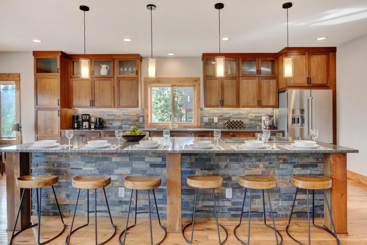 Luxury Vista Retreat: Hot Tub & Activity Perks *
