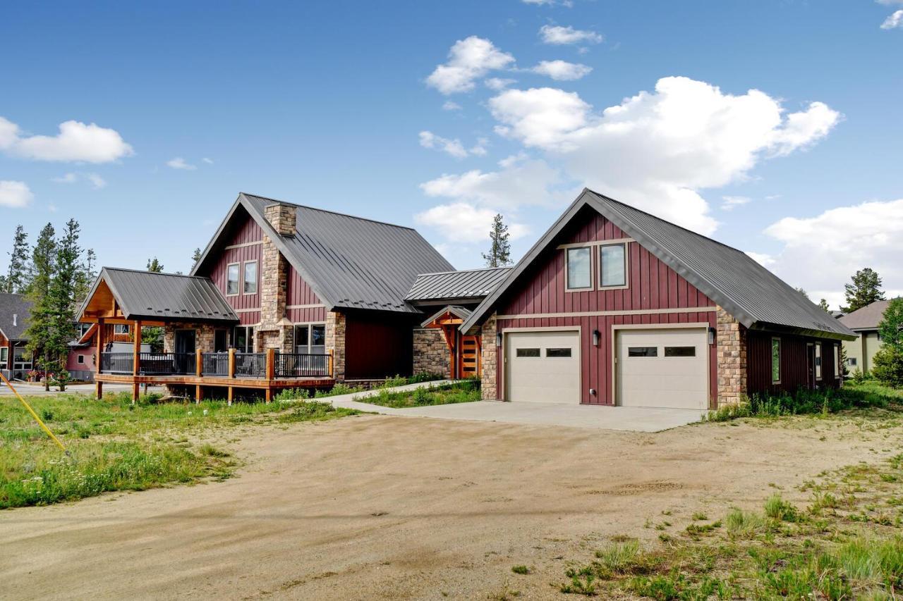 Luxury Vista Retreat: Hot Tub & Activity Perks *