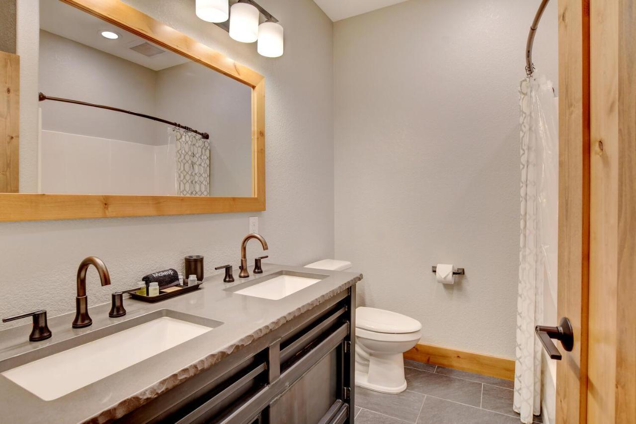 Luxury Vista Retreat: Hot Tub & Activity Perks *