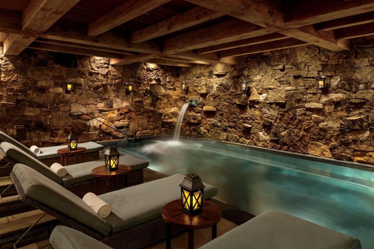 Bachelor Gulch Ritz-carlton 2 Bedroom Mountain With In, Out Access, Hot Tub, And Full Service *