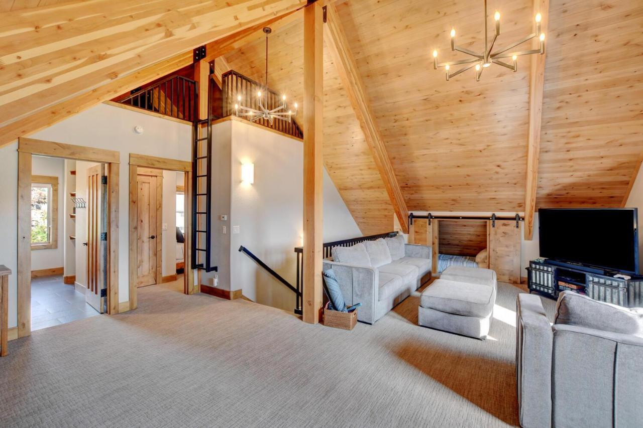 Luxury Vista Retreat: Hot Tub & Activity Perks Holiday home Fraser
