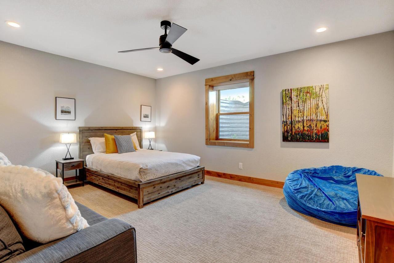 Luxury Vista Retreat: Hot Tub & Activity Perks *