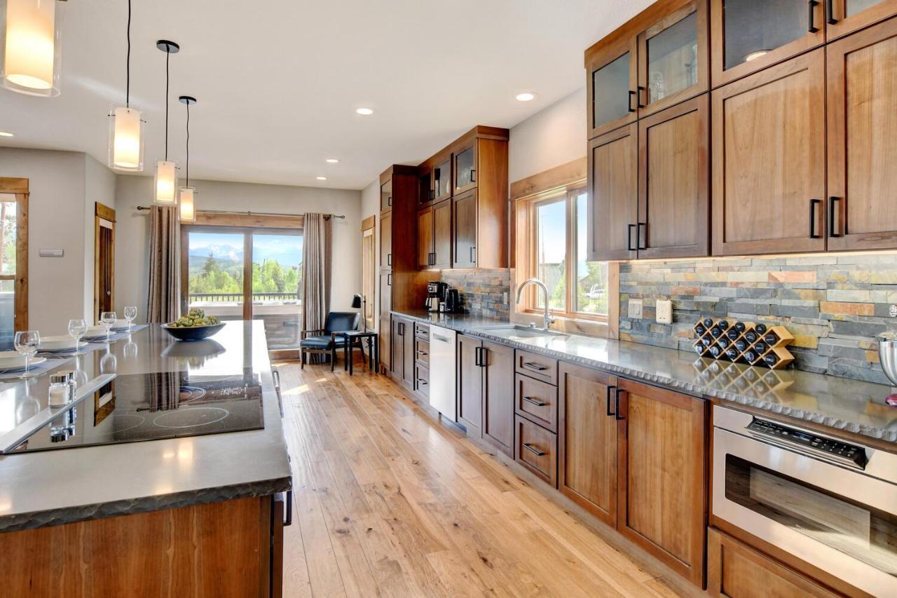 Luxury Vista Retreat: Hot Tub & Activity Perks