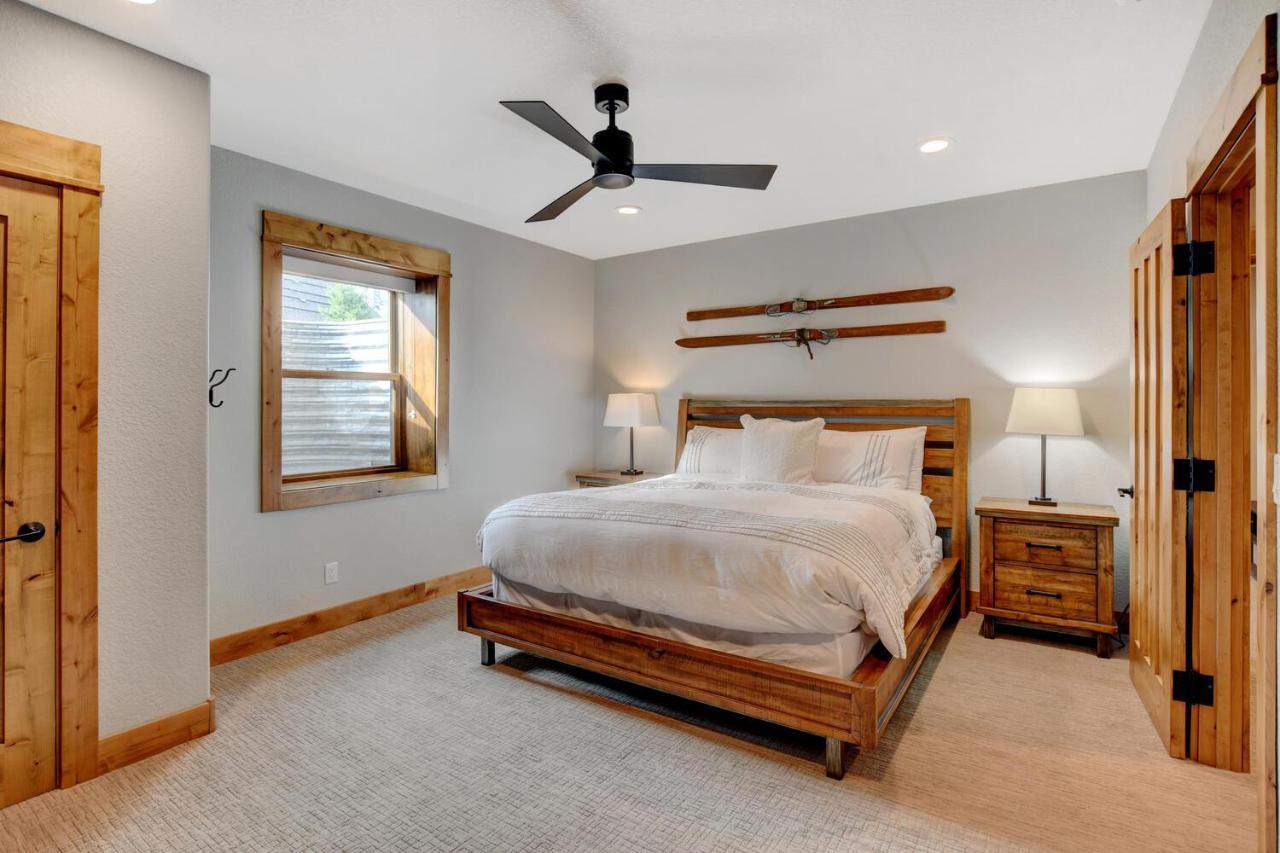 Luxury Vista Retreat: Hot Tub & Activity Perks Holiday home Fraser