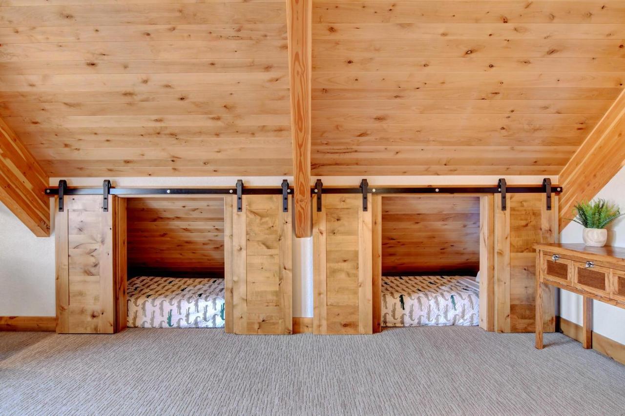 Luxury Vista Retreat: Hot Tub & Activity Perks