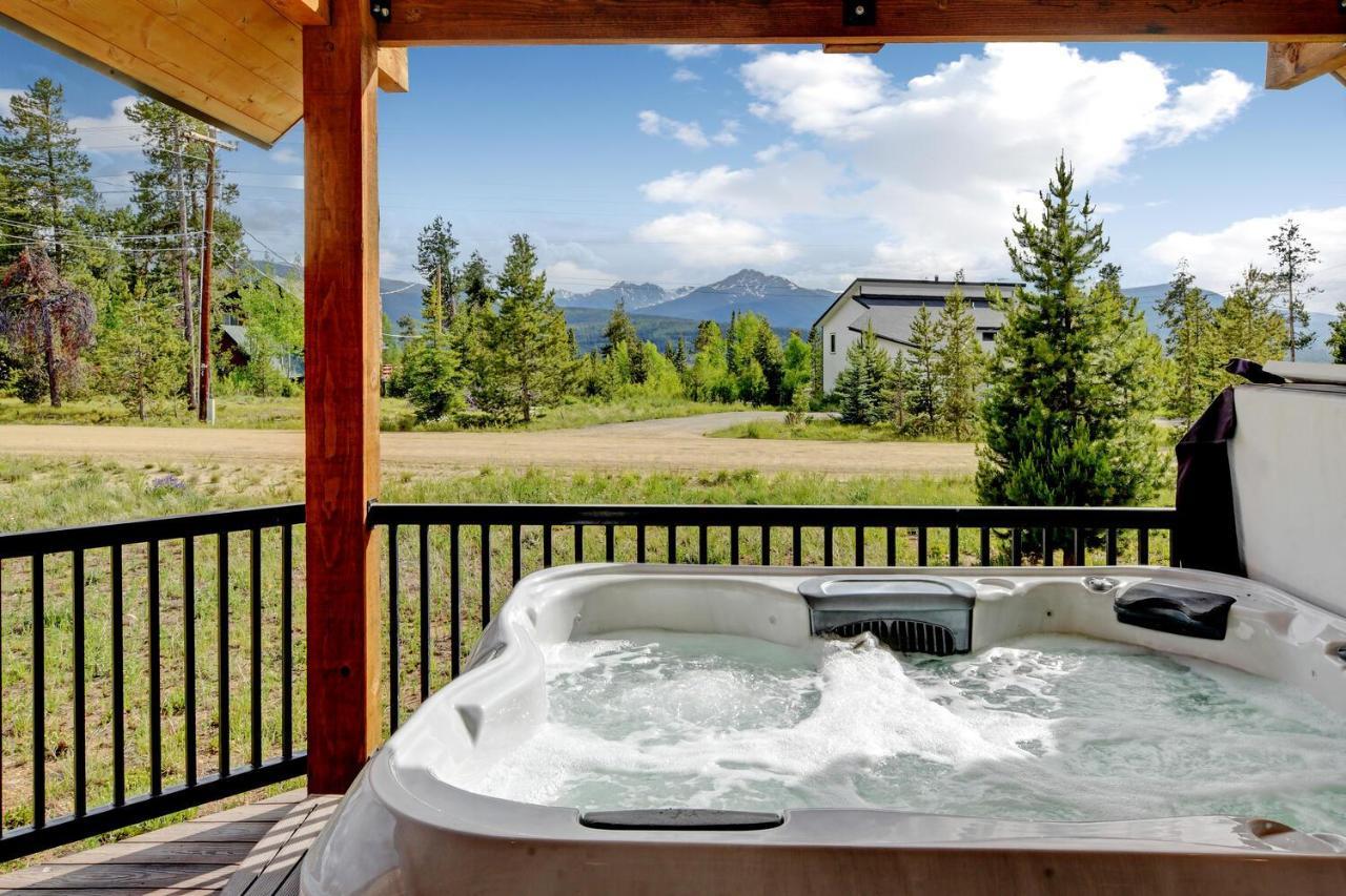 Luxury Vista Retreat: Hot Tub & Activity Perks Holiday home Fraser