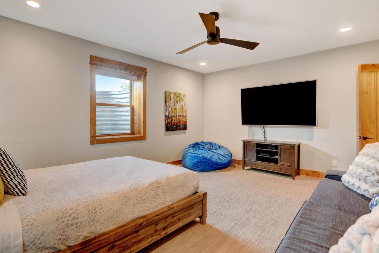 Luxury Vista Retreat: Hot Tub & Activity Perks *