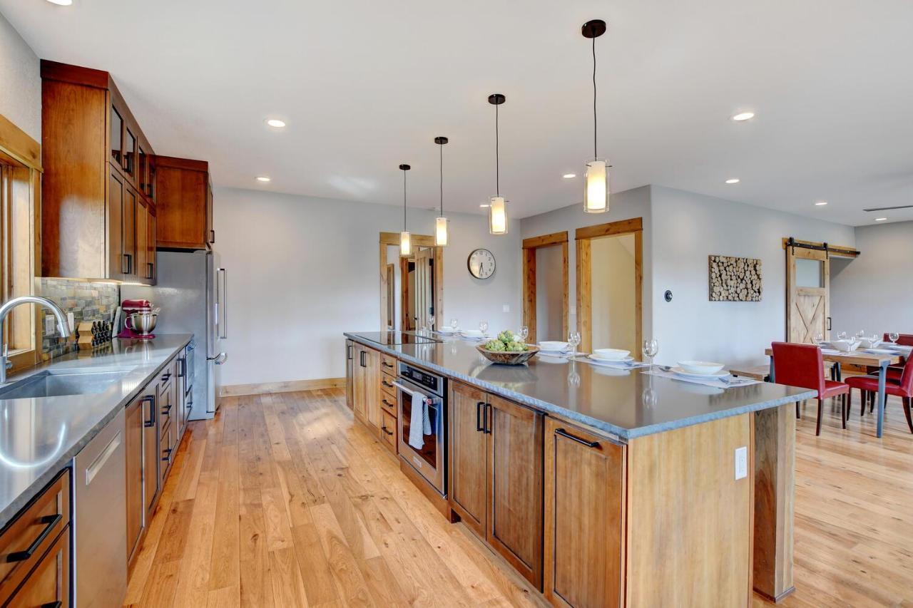 Luxury Vista Retreat: Hot Tub & Activity Perks Holiday home *