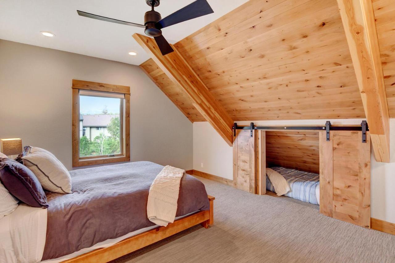 Luxury Vista Retreat: Hot Tub & Activity Perks Holiday home