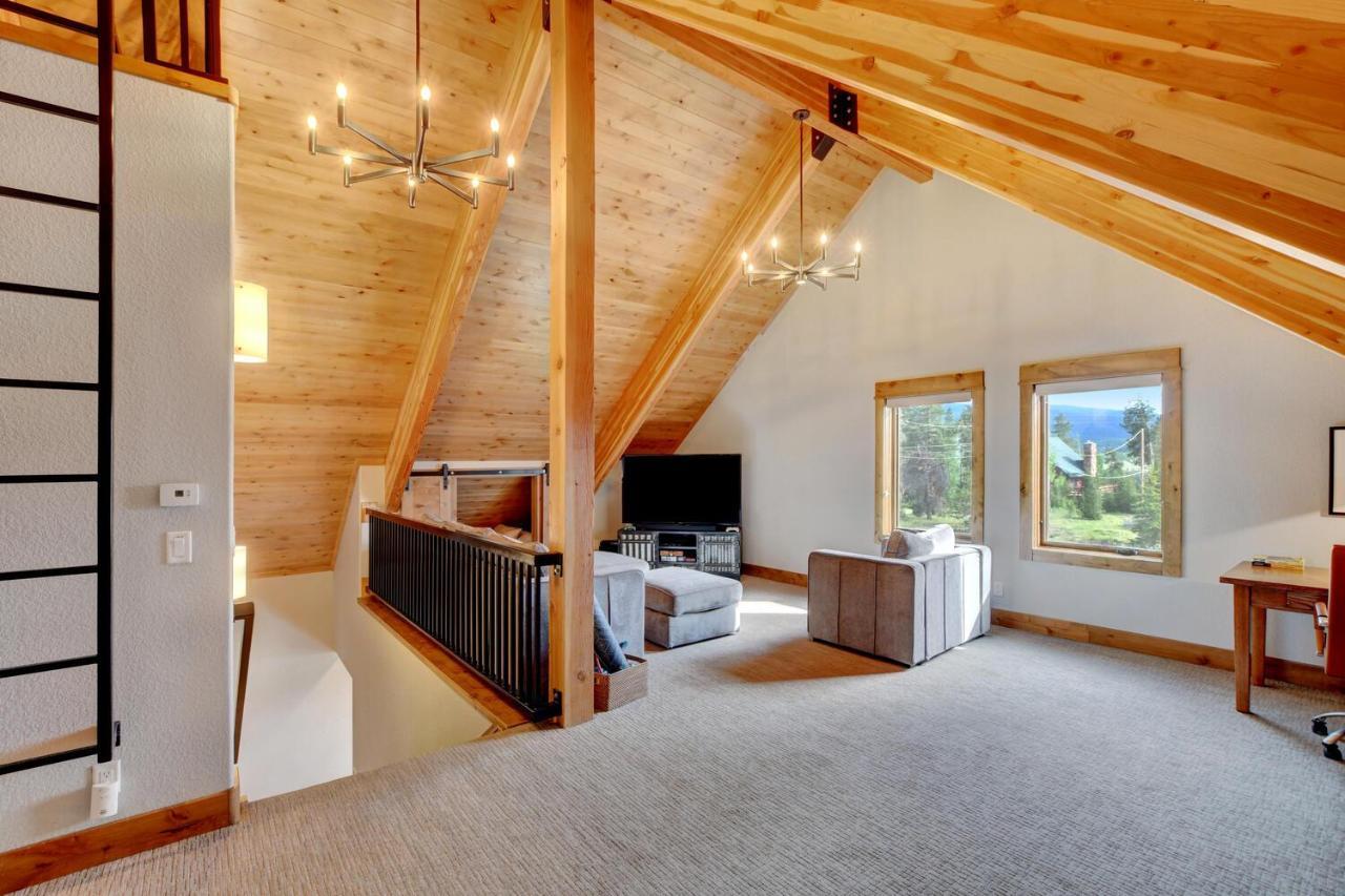 Luxury Vista Retreat: Hot Tub & Activity Perks Holiday home