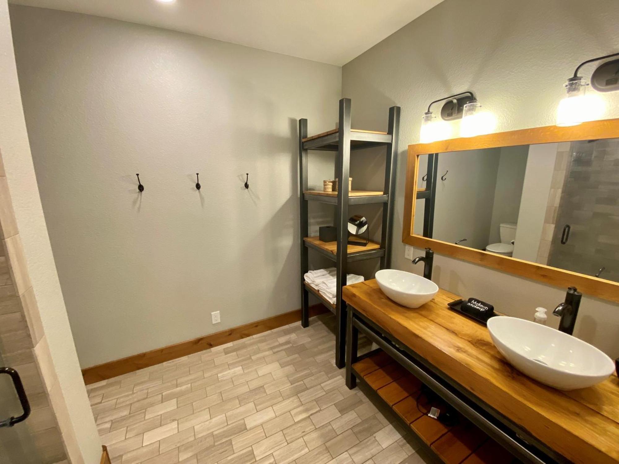 Luxury Vista Retreat: Hot Tub & Activity Perks *