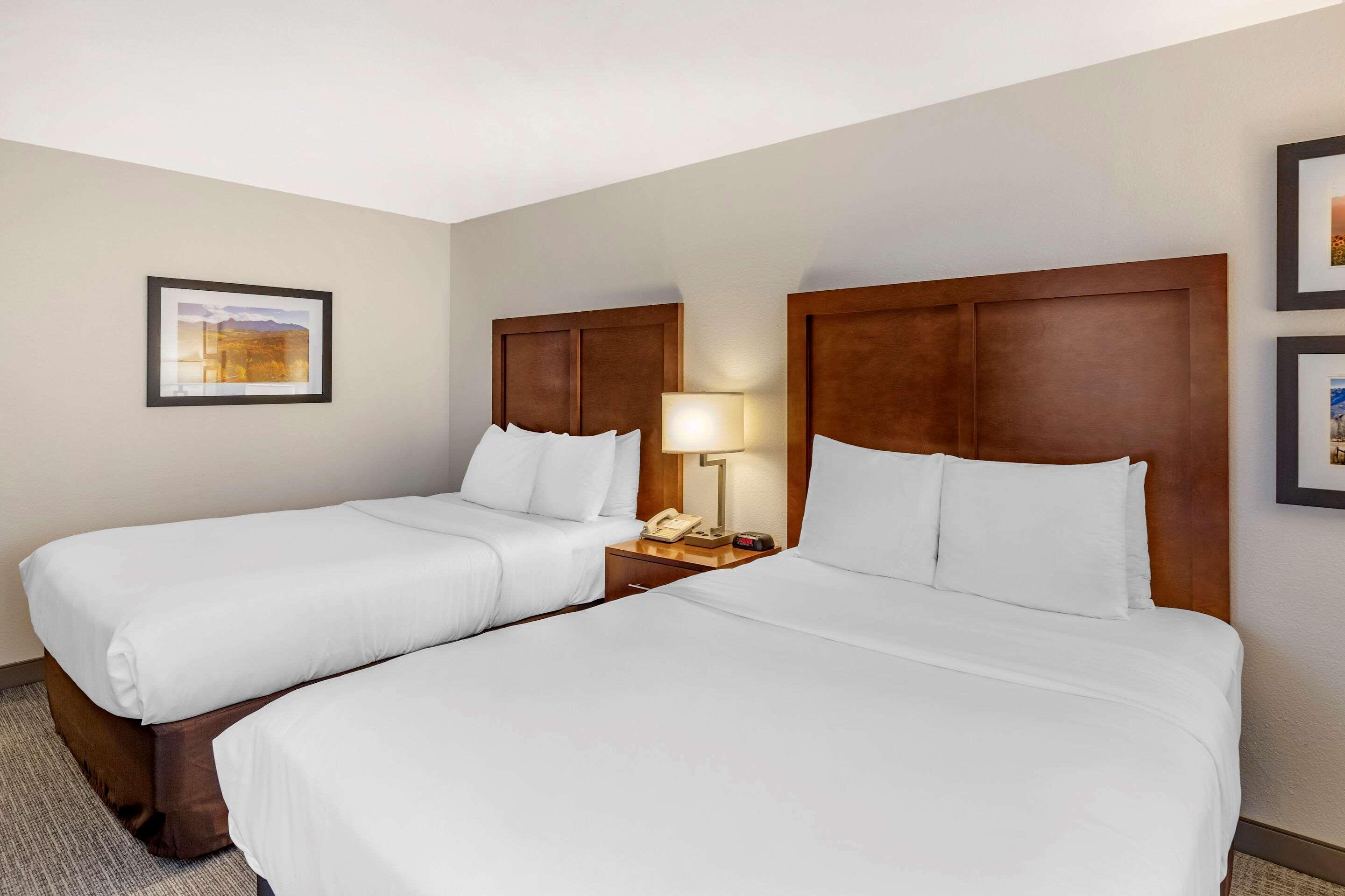 Comfort & On The Roaring Fork Hotel