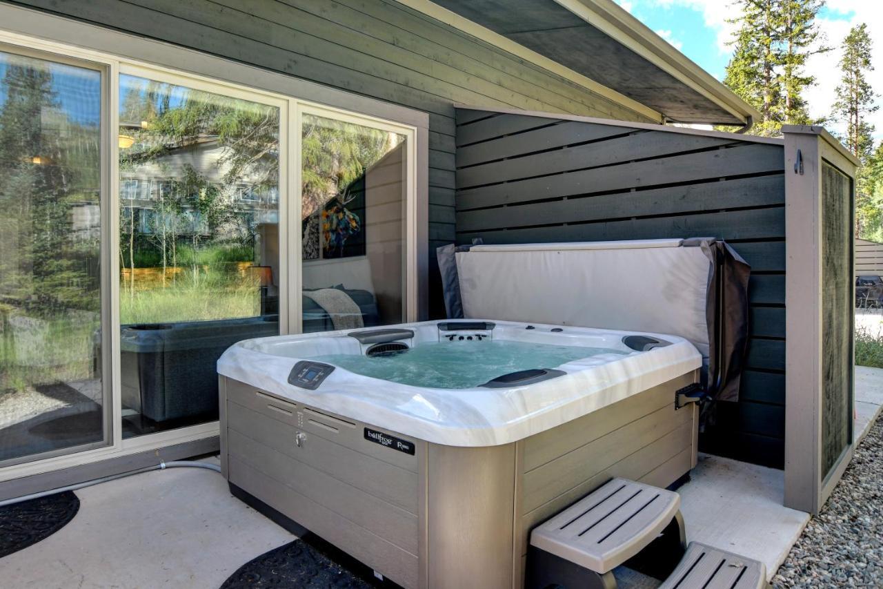 Luxury Mountain Retreat: Hot Tub & Views Fraser