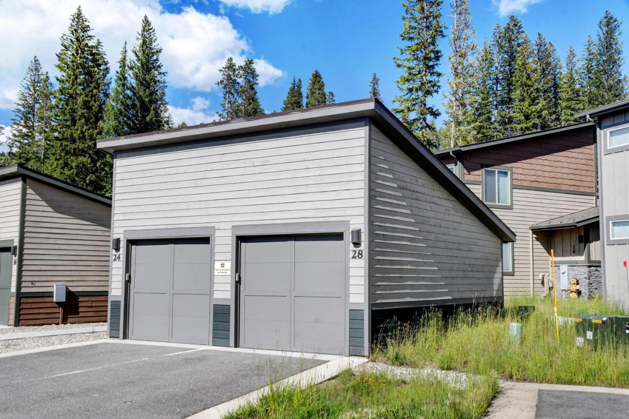 Luxury Mountain Retreat: Hot Tub & Views Fraser