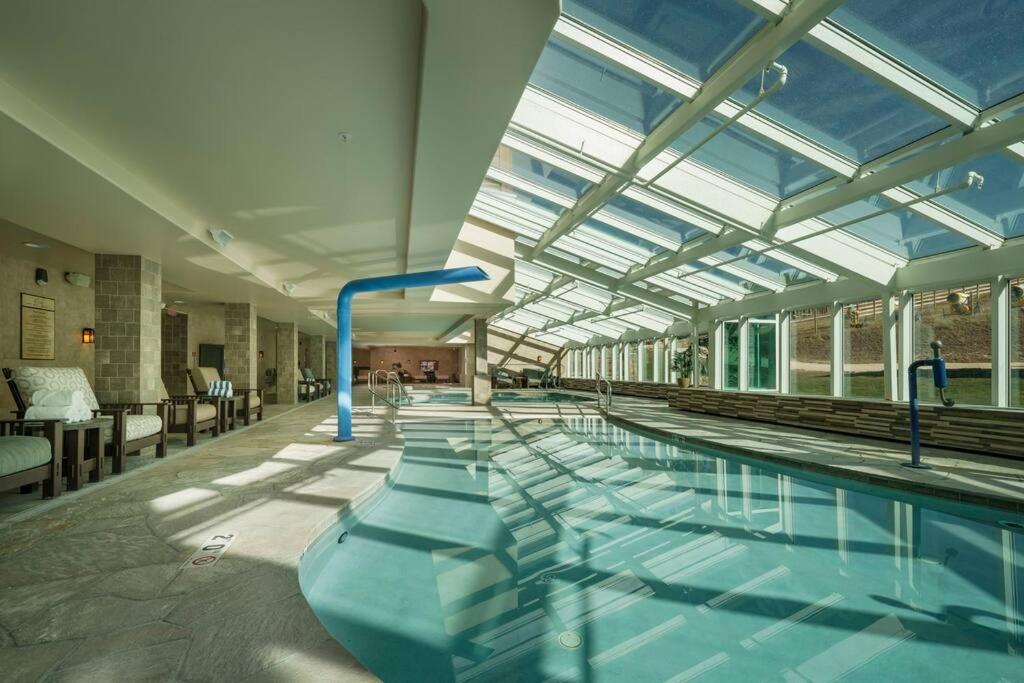 Crystal Peak 7 Paradise With Spectacular Views, Hot Tubs, And Gondola On-site!
