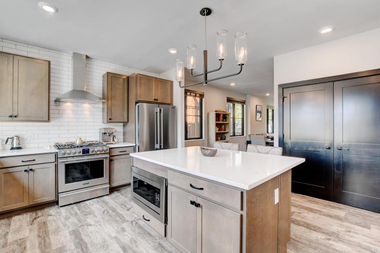 Luxury Loft 33: Rooftop Hot Tub & Activity Package