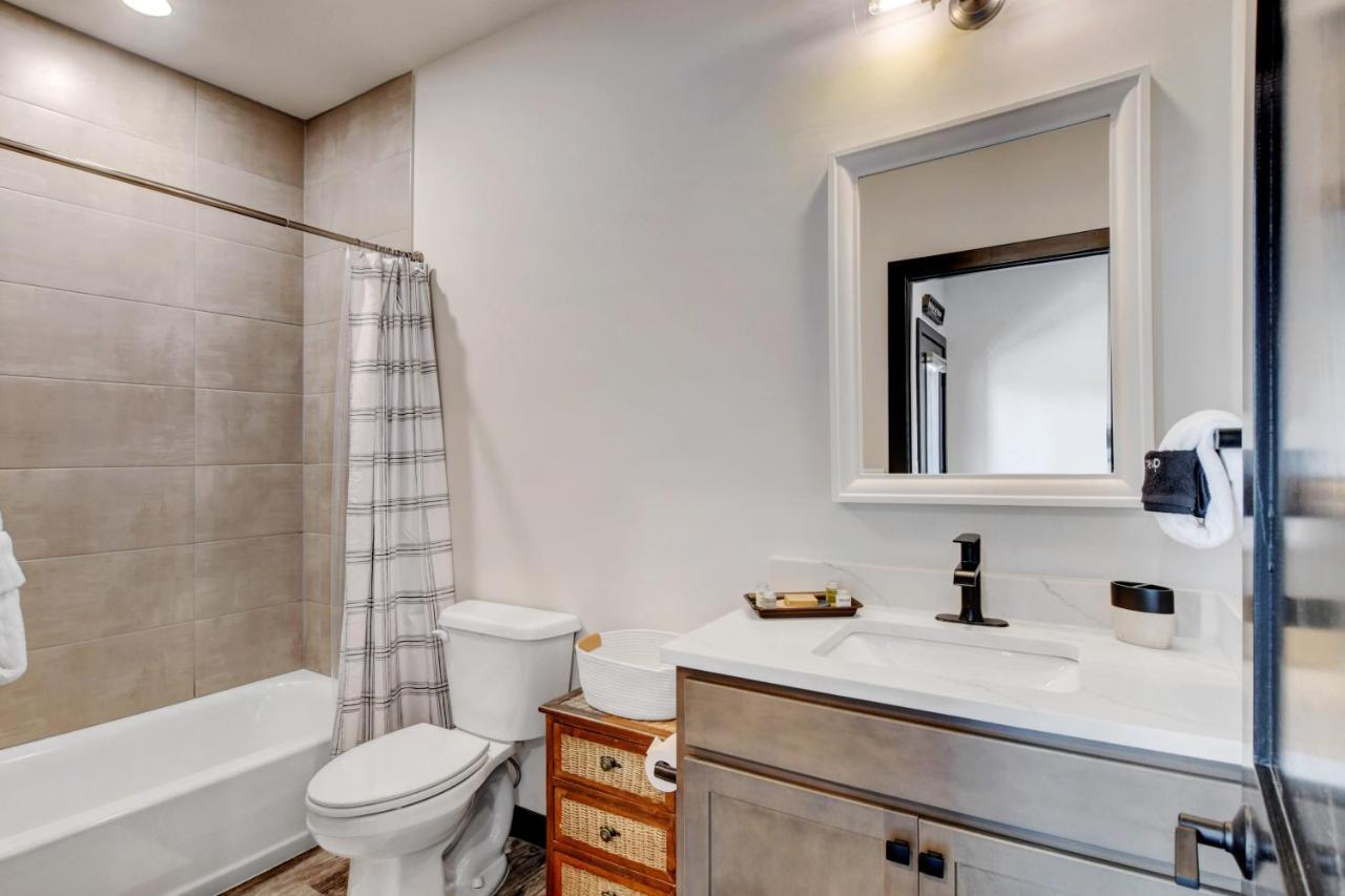 Luxury Loft 33: Rooftop Hot Tub & Activity Package *