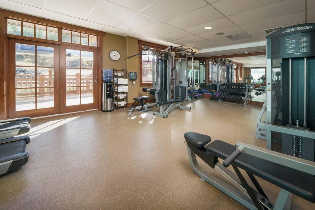 Crystal Peak 7 Paradise With Spectacular Views, Hot Tubs, And Gondola On-site! *