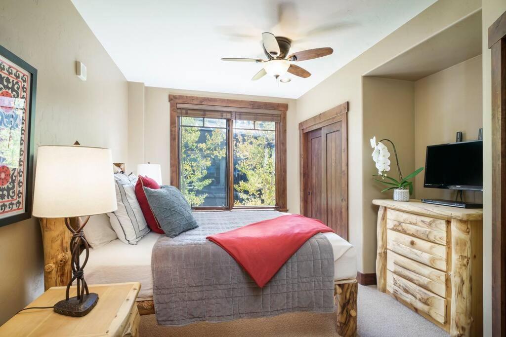 Crystal Peak 7 Paradise With Spectacular Views, Hot Tubs, And Gondola On-site! Apartment