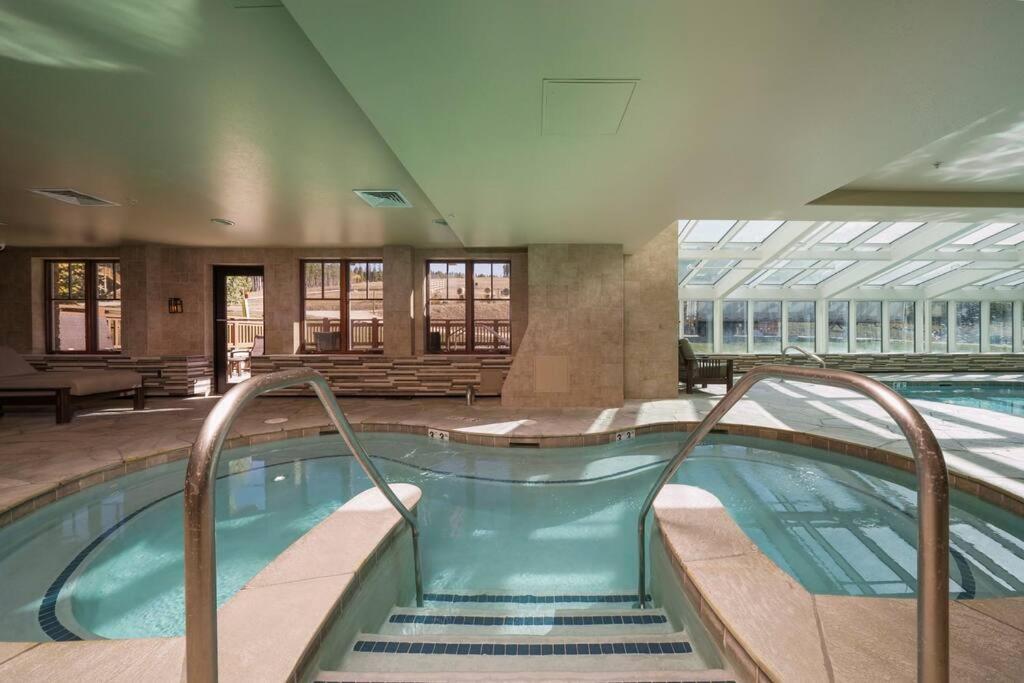 Crystal Peak 7 Paradise With Spectacular Views, Hot Tubs, And Gondola On-site! Apartment