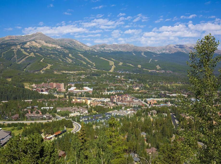 Crystal Peak 7 Paradise With Spectacular Views, Hot Tubs, And Gondola On-site!