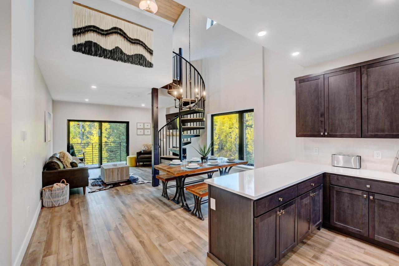 Luxury Penthouse #304: Panoramic Views & Complimentary Activities