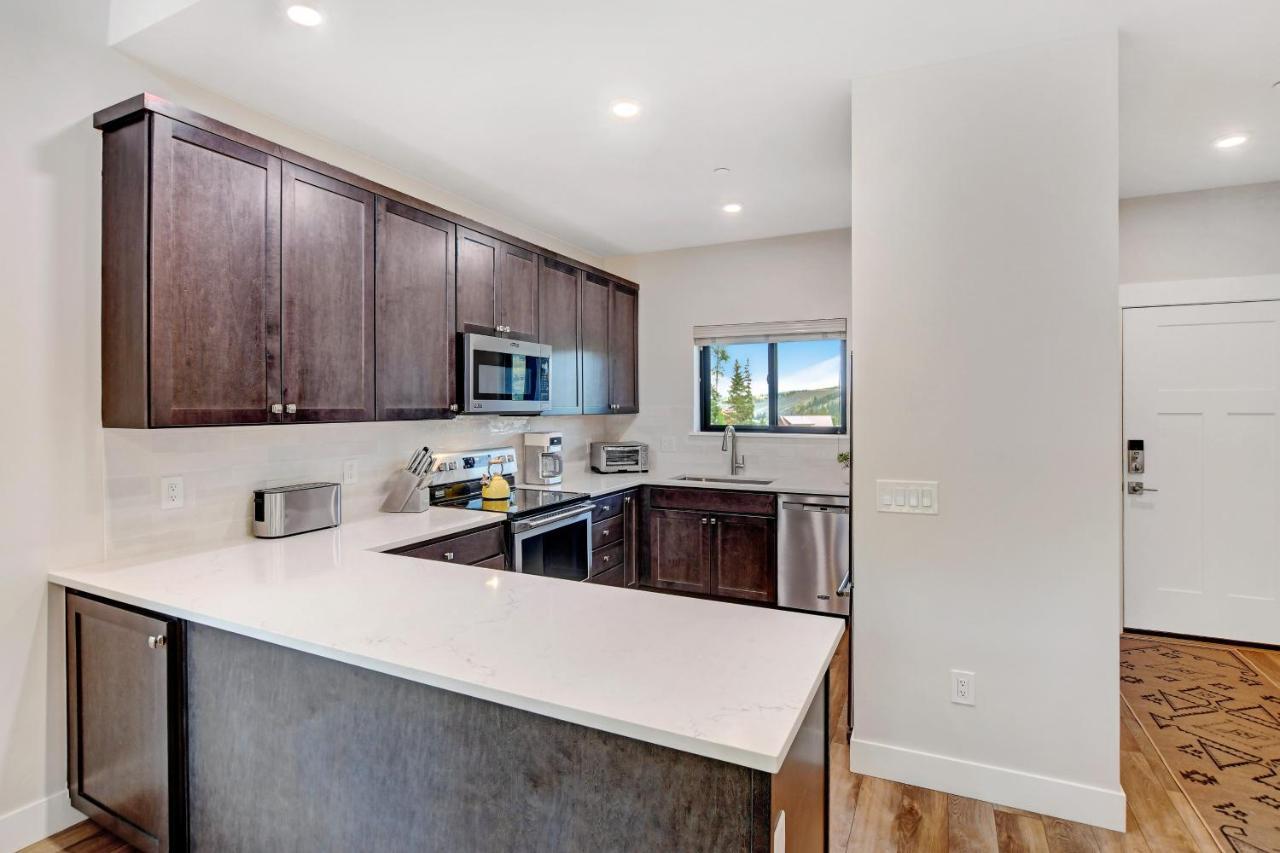 Luxury Penthouse #304: Panoramic Views & Complimentary Activities