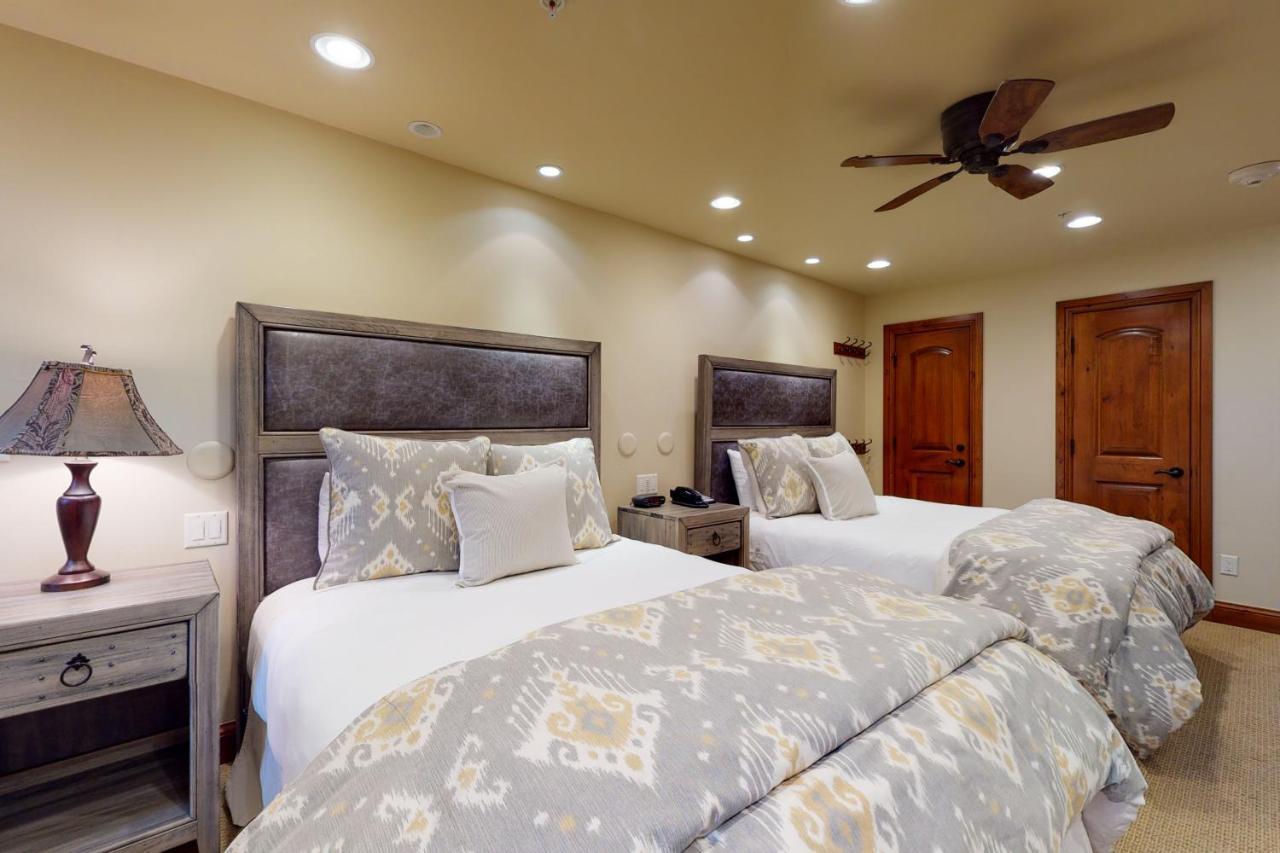Lion Square East 307