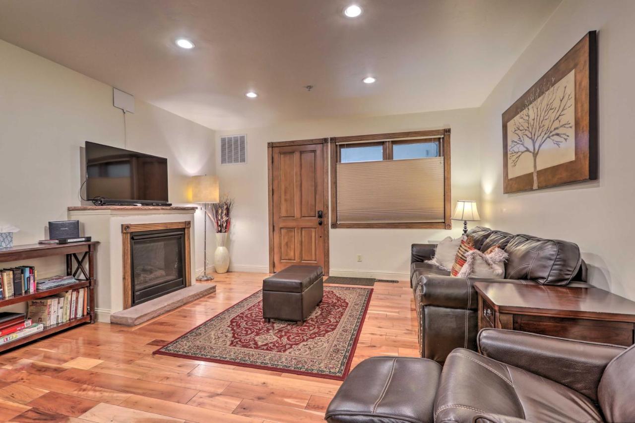 Cozy With 2 Decks! Apartment *