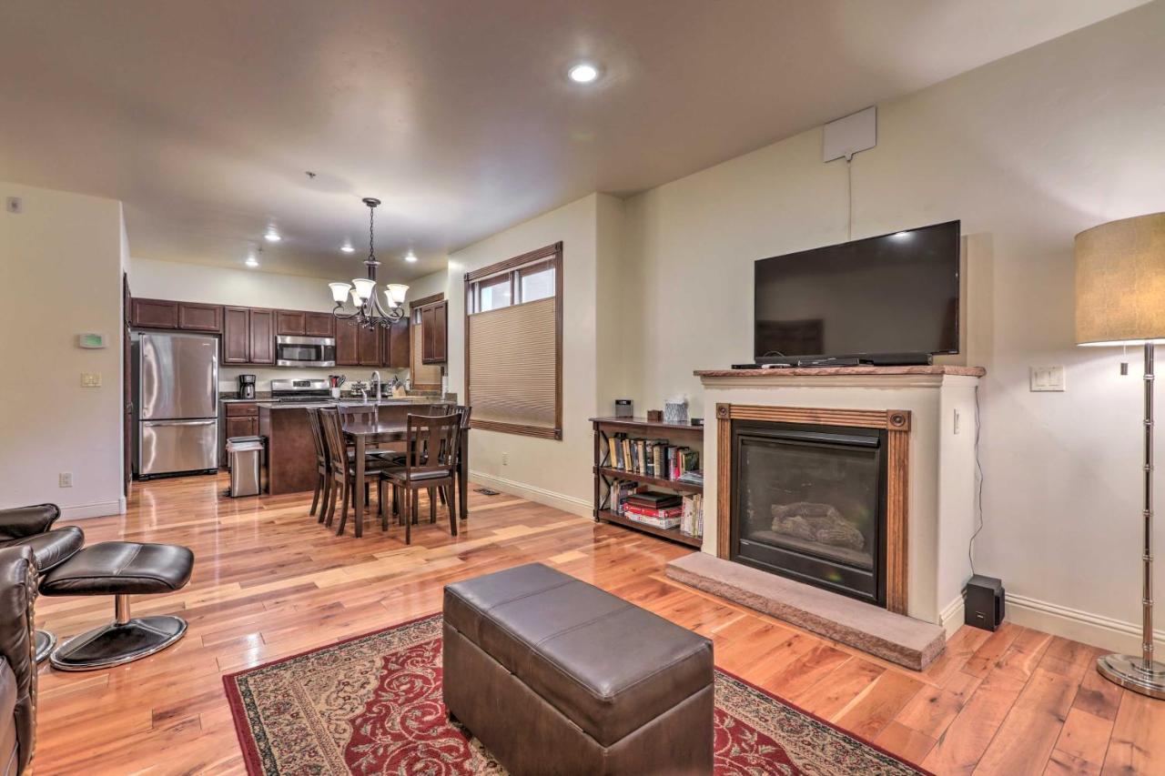 Cozy With 2 Decks! Apartment *