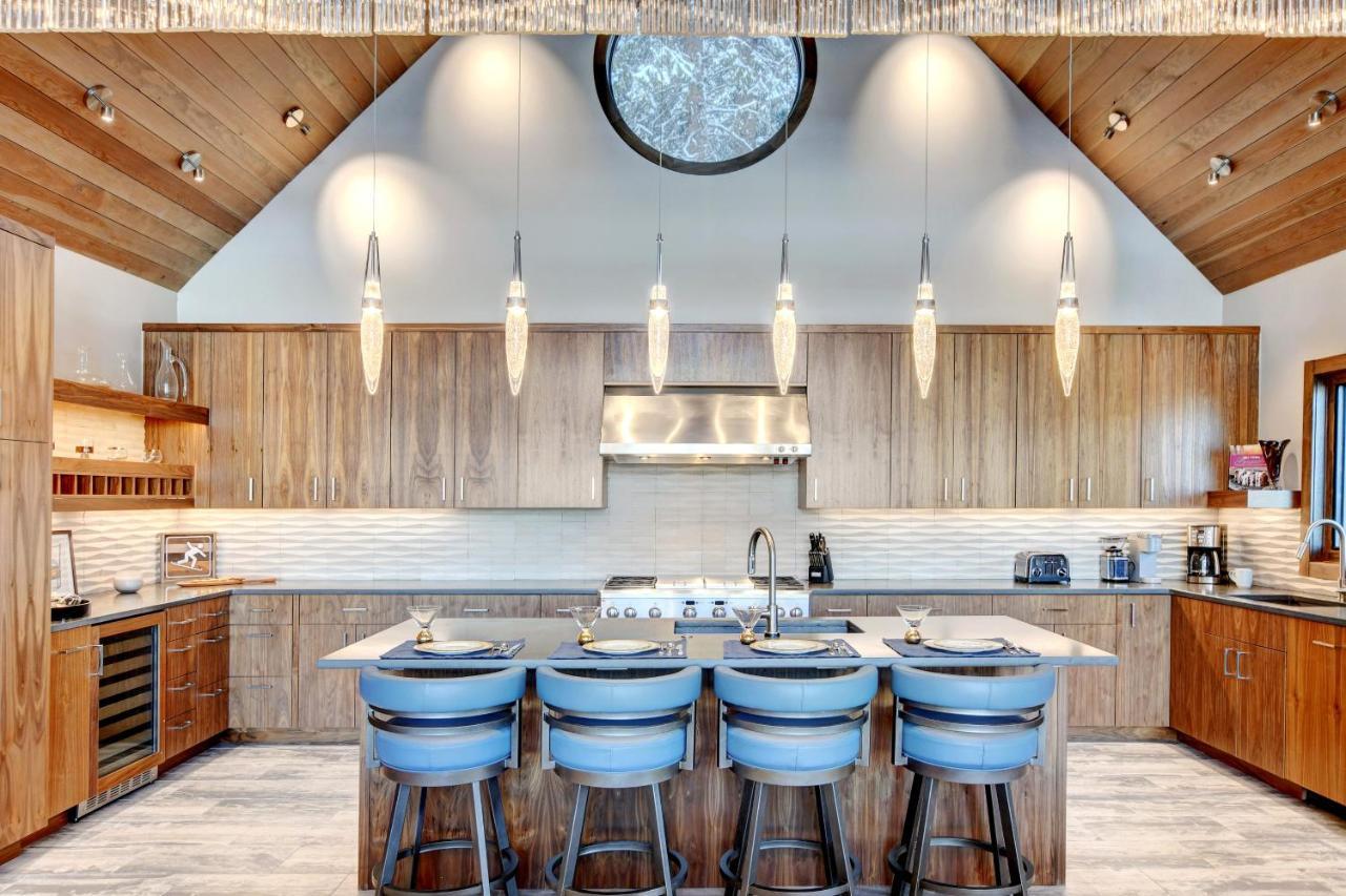 Ski-in-ski-out Chalet: Luxury Hot Tub Retreat With Mountain Views Holiday home
