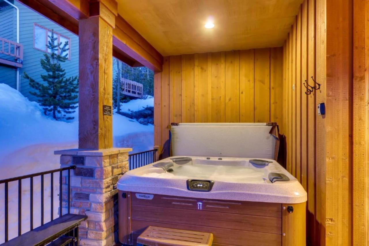 Holiday home Warm And Luxurious, Spectacular Views, En-suites, Hot Tub, Shuffle Board, Arcade Machine!!