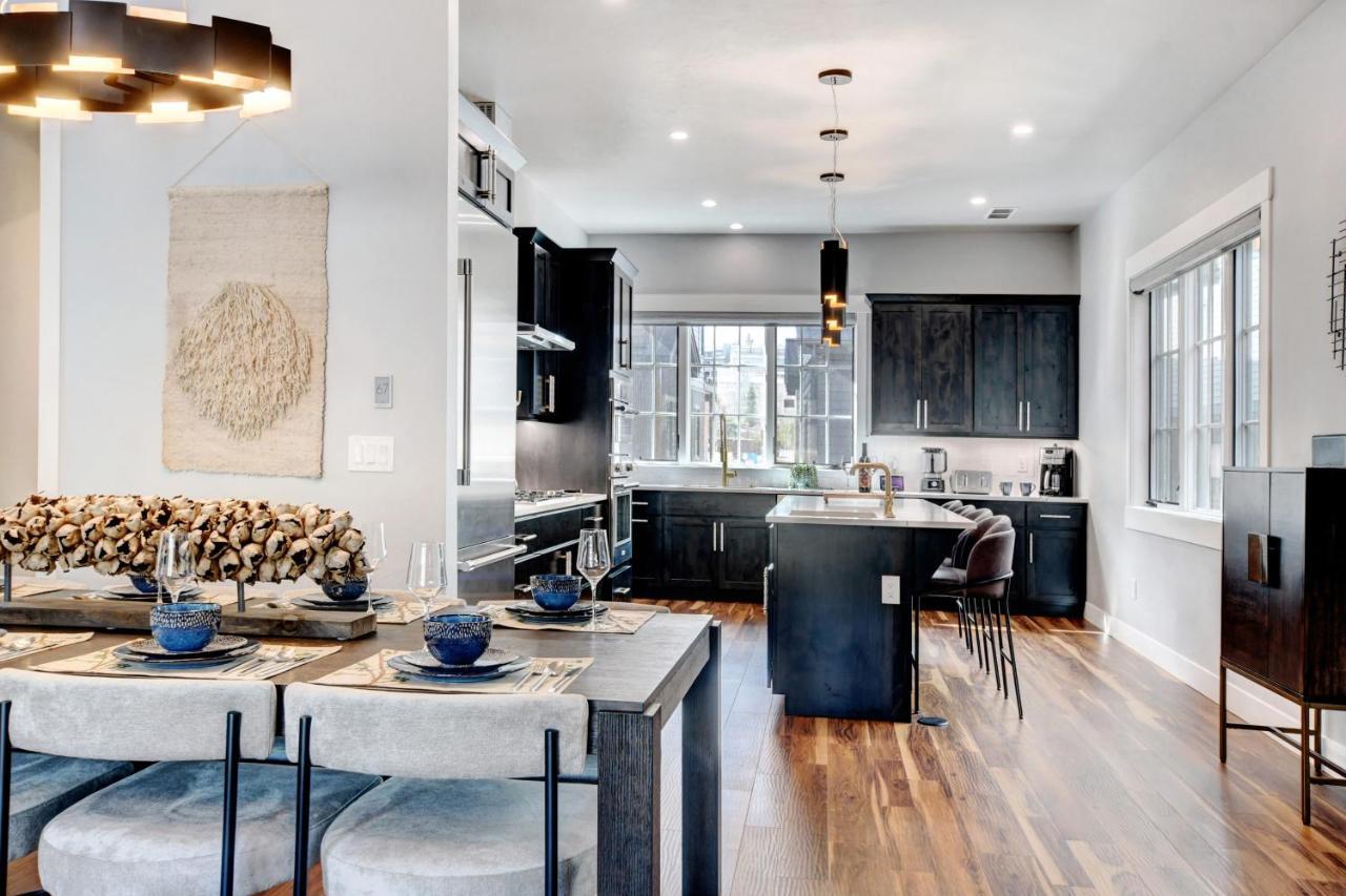 Riverside Luxury Villa: Rooftop Oasis With Activity Perks Holiday home