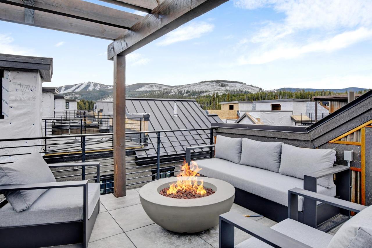 Riverside Luxury Villa: Rooftop Oasis With Activity Perks Holiday home